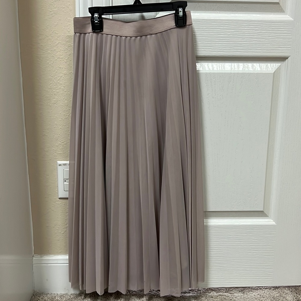 Very nice bleated skirt!